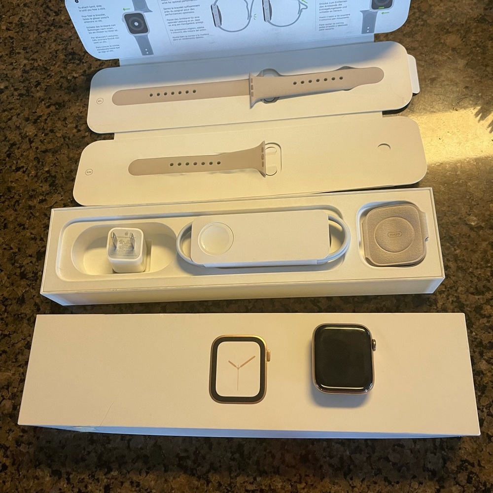 Apple iwatch series 4 stainless steel gold 44mm.